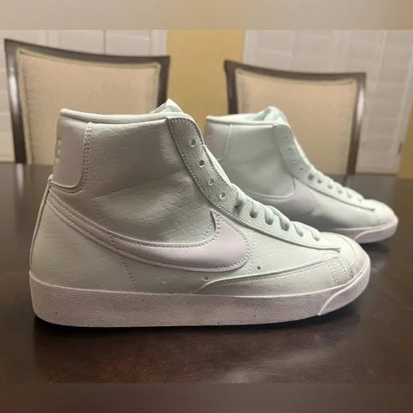 New Nike Blazer Mid 77 Barely Green Sneaker Shoes Size 10.5 - Picture 2 of 12